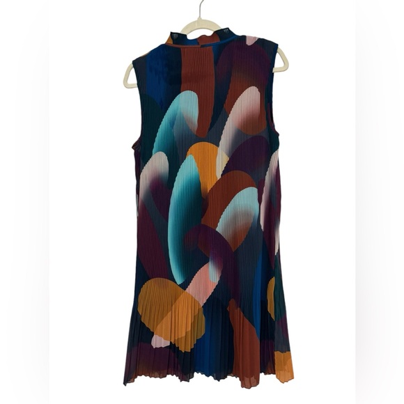 Beautiful DKNY Pleated Sleeveless Shift Dress - Picture 4 of 4